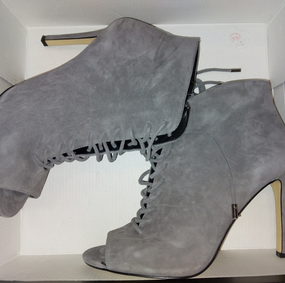 Saks fifth Avenue lace up Grey Booties LIKE NEW! Size 8m - Picture 2 of 7